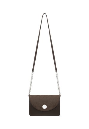 Bolso de mano de ante y cuero marrón con un broche circular plateado, que presenta una correa trenzada y un cierre de solapa.