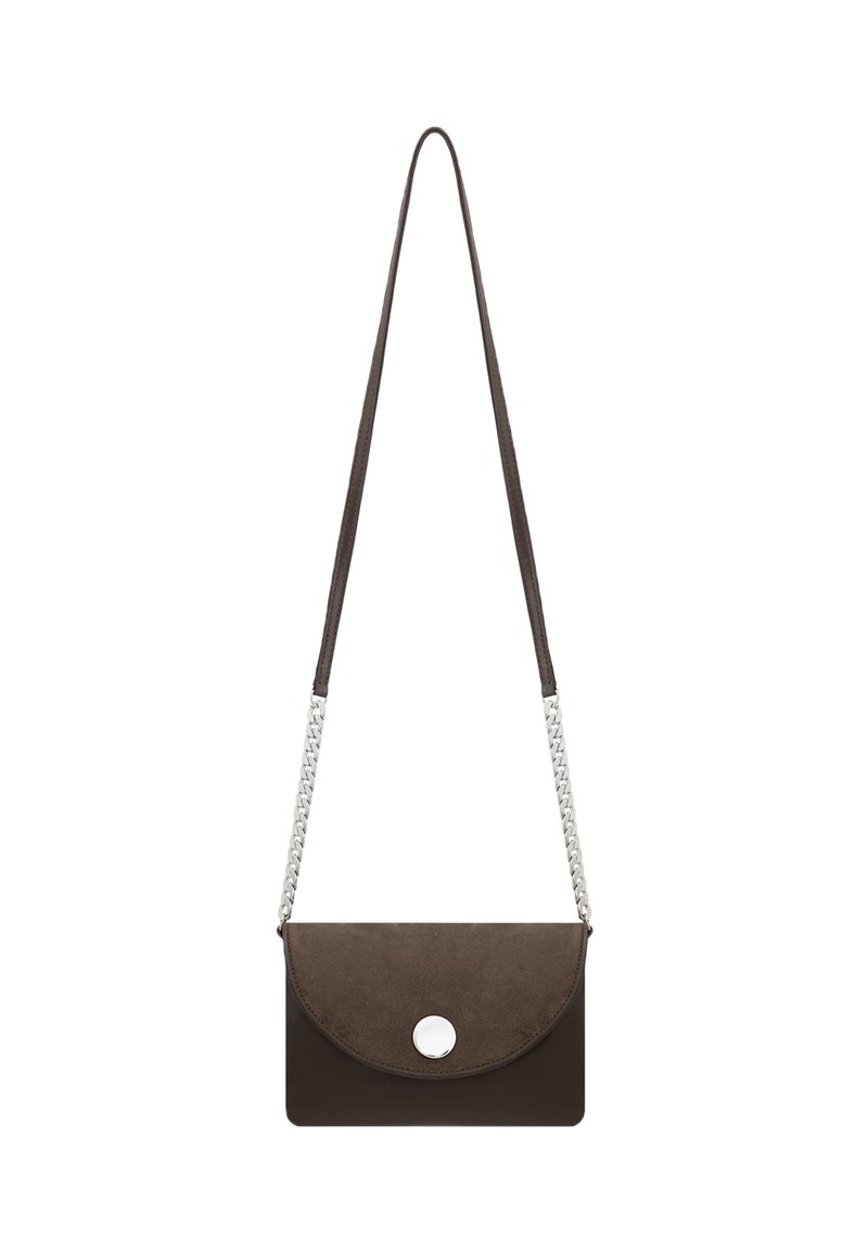 Bolso de mano de ante y cuero marrón con un broche circular plateado, que presenta una correa trenzada y un cierre de solapa.