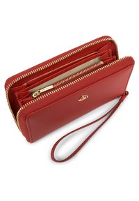 Portafoglio rosso in pelle con finitura testurizzata, hardware dorato e chiusura con zip perimetrale. Include un laccio da polso e numerosi scomparti interni.