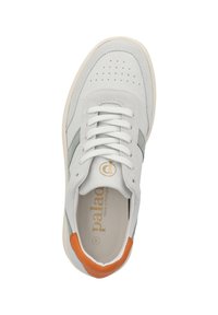 Sneaker bianca in pelle con dettagli verdi e arancioni, punta forata, lacci testurizzati e un design minimalista. Logo dorato sulla soletta.