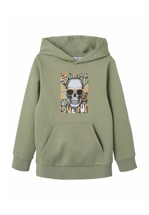 Sudadera de color verde oliva con un bolsillo frontal, que presenta un gráfico central de una calavera con gafas de sol y texto en estilo graffiti en negro y naranja.