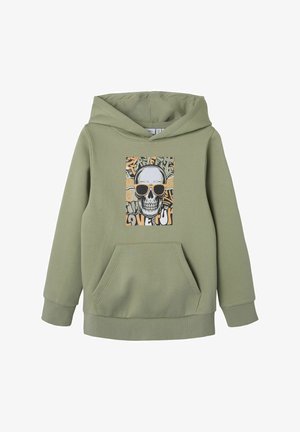 Sudadera de color verde oliva con un bolsillo frontal, que presenta un gráfico central de una calavera con gafas de sol y texto en estilo graffiti en negro y naranja.