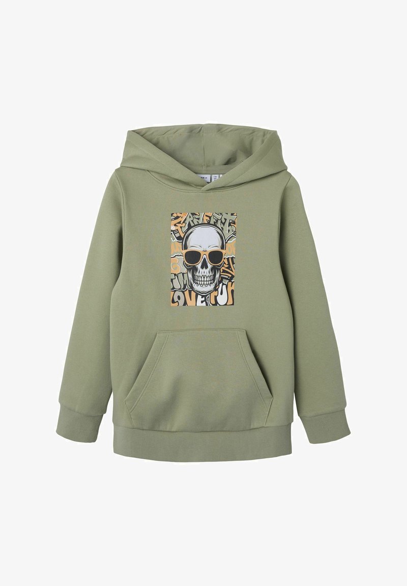 Sudadera de color verde oliva con un bolsillo frontal, que presenta un gráfico central de una calavera con gafas de sol y texto en estilo graffiti en negro y naranja.