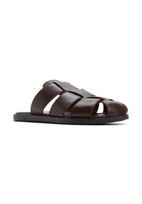 Braune Leder-Sandalen mit offener Zehenpartie, ausgestattet mit breiten Riemen und Aussparungen, auf einer flachen schwarzen Sohle.