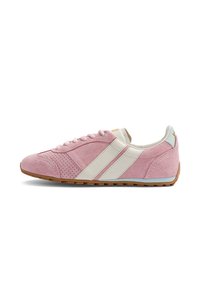 Baskets en daim rose avec bandes en cuir blanc, lacets à l’avant, bout perforé et semelle en caoutchouc marron, vues de côté sur fond blanc.