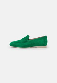 Rohelised sametist loafers madala kandaga, millel on ülemise osa peenelt õmmeldud detail ning ümmargune varvas. Sile tekstuur ja lihtne disain.