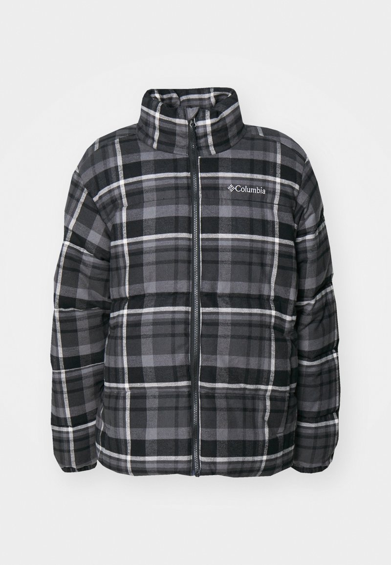 Kurtka puchowa w szachownicę charakteryzuje się czarno-szarym wzorem w kratę, wysokim kołnierzem, zapięciem na zamek oraz logo po lewej stronie klatki piersiowej.