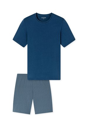 Donkerblauw katoenen T-shirt met korte mouwen, gecombineerd met patroonshorts met een geometrisch ontwerp in soortgelijke blauwtinten.