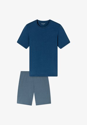 Donkerblauw katoenen T-shirt met korte mouwen, gecombineerd met patroonshorts met een geometrisch ontwerp in soortgelijke blauwtinten.