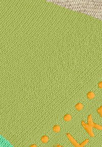 Tissu texturé vert avec des points et des lettres orange, associé à un motif tissé de couleur neutre dans le coin supérieur gauche.
