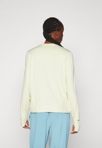 Nike Performance SWIFT TOP - Camiseta de manga larga - life lime/white/heather/silver