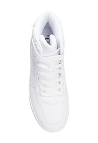 Sneaker alta bianca realizzata in pelle sintetica liscia. Presenta lacci piatti, colletto imbottito e dettagli perforati sulla punta. Size 40.