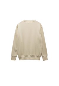 Sudadera beige, corte relajado, suave mezcla de algodón, puños y dobladillo acanalados, cuello redondo, textura lisa, sin marcas visibles ni patrones.