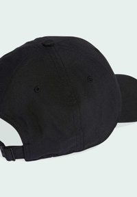 Gorra de béisbol negra con un acabado de tela suave, visera curvada, correa ajustable en la parte posterior y ojales de ventilación en los lados.