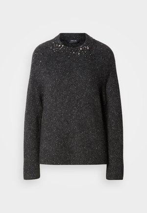 Dunkelgrauer gestrickter Pullover mit runden Halsausschnitt, der helle Flecken aufweist und mit verzierten Details am Kragen versehen ist.