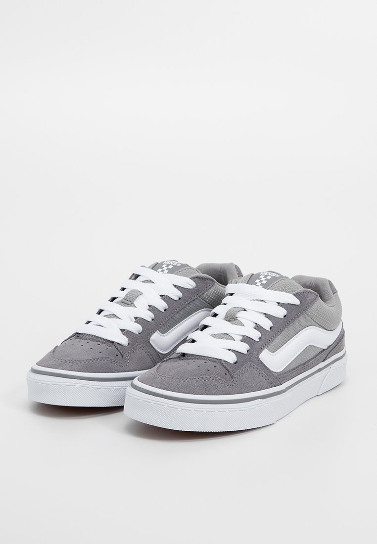 Zapatillas de ante gris con cordones blancos, que presentan bandas laterales blancas, un collar acolchado y una suela texturizada. Diseño sencillo con perfil bajo.
