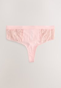 Rožinis nėriniuotas tangas su permatomomis gėlių nėrinių juostomis šonuose, lygiu audiniu ir tampriu juosmeniu patogumui.