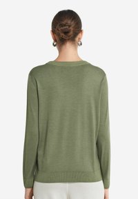 Zielony, lekki sweter z długimi rękawami, okrągłym dekoltem i prążkowanym wykończeniem, charakteryzujący się gładką teksturą i minimalistycznym designem.