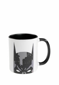 Mug in ceramica con interno e manico neri. Presenta un grande logo grigio di Batman su uno sfondo bianco. Texture liscia, forma cilindrica.