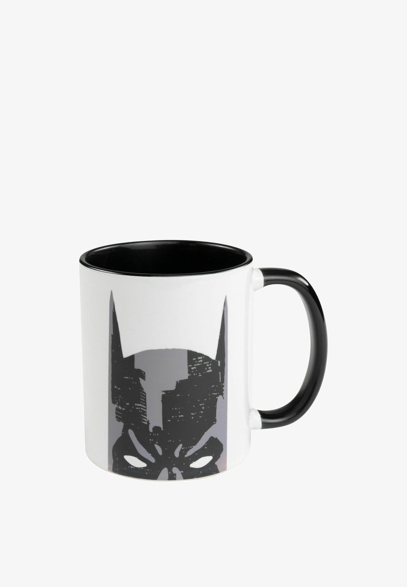 Mug in ceramica con interno e manico neri. Presenta un grande logo grigio di Batman su uno sfondo bianco. Texture liscia, forma cilindrica.