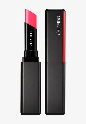 Étui rectangulaire noir à rouge à lèvres avec rouge à lèvres rose vif étendu et bouchon assorti à côté, tous deux marqués du logo blanc Shiseido.