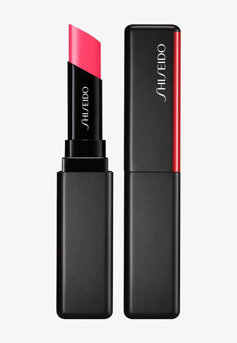 Schwarzes rechteckiges Lippenstiftetui mit leuchtend pinkem Lippenstift herausgeschoben und passendem Deckel daneben, beide mit weißem Shiseido-Logo.