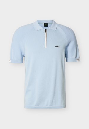 Polo bleu clair à manches courtes avec manches texturées, demi-zip, petit logo "BOSS" sur la poitrine et détail rayé sur les poignets des manches.