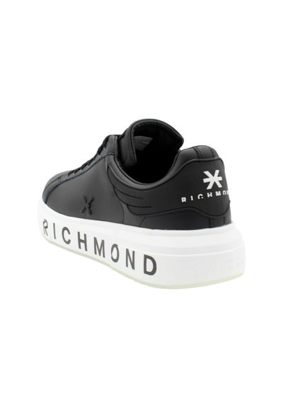 Sneaker in pelle nera con suola in gomma bianca, riportante il testo "RICHMOND", texture liscia e accenti di design sottili ai lati.