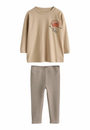 Beige langærmet skjorte med "Harvest Market" græskar grafik, kombineret med brune og hvide stribede leggings til børn.