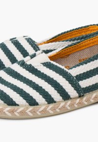 Stribede espadriller med grønt og hvidt vævet stof, der har en jutesål og orange foret. Casual slip-on design med flad hæl.