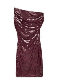 Burgundia kleit, millel on õlavarrelt avatud disain, iseloomulik tekstuuriga lillemuster ja langev kangas, mis ulatub keskpõlve pikkuseni.