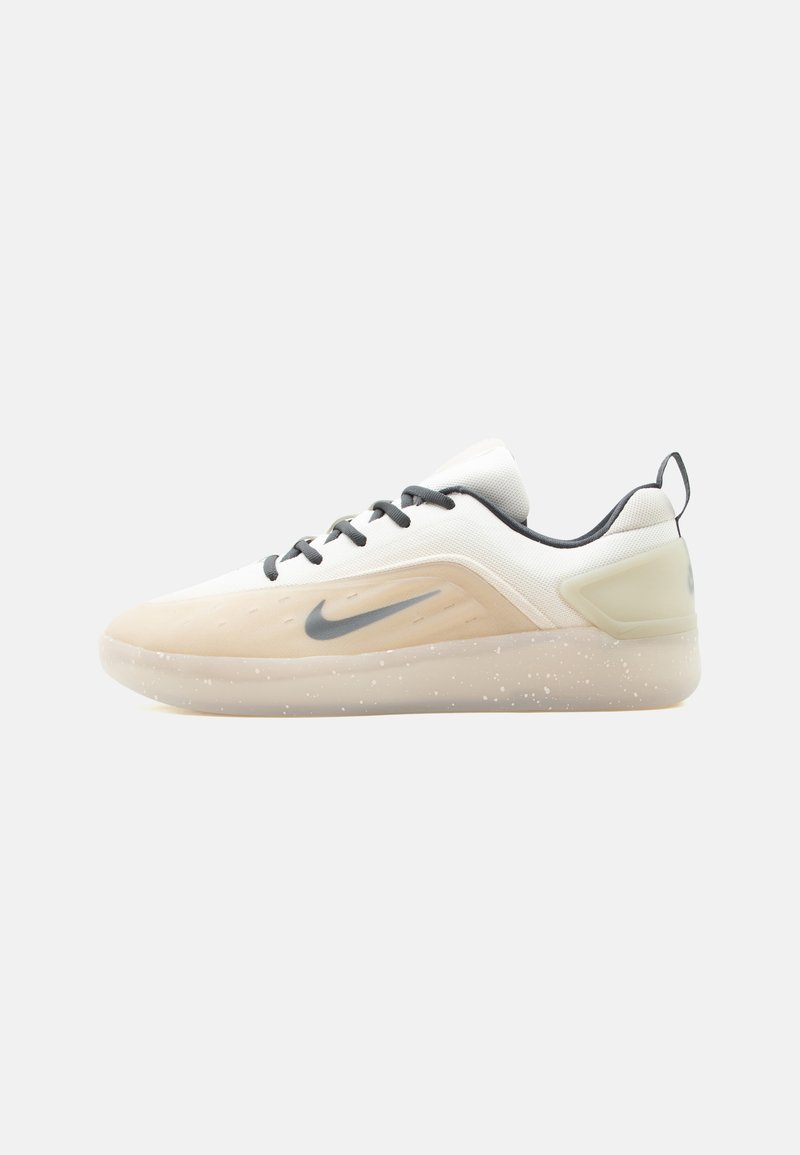 ZOOM NYJAH 4 desert khaki/dark smoke grey/beige