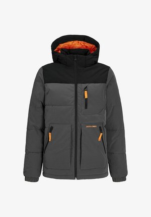 Giubbotto di piumino grigio con spalle nere, dettagli arancioni, zip frontale e due grandi tasche; presenta un cappuccio e un motivo cucito.