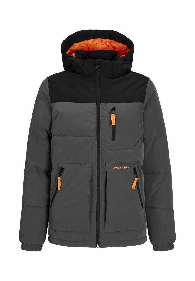 Giubbotto di piumino grigio con spalle nere, dettagli arancioni, zip frontale e due grandi tasche; presenta un cappuccio e un motivo cucito.