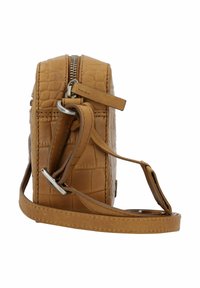Borsa a tracolla in pelle effetto coccodrillo di colore tan, con chiusura a zip, tracolla regolabile e dettagli in hardware color argento. Forma rettangolare compatta.