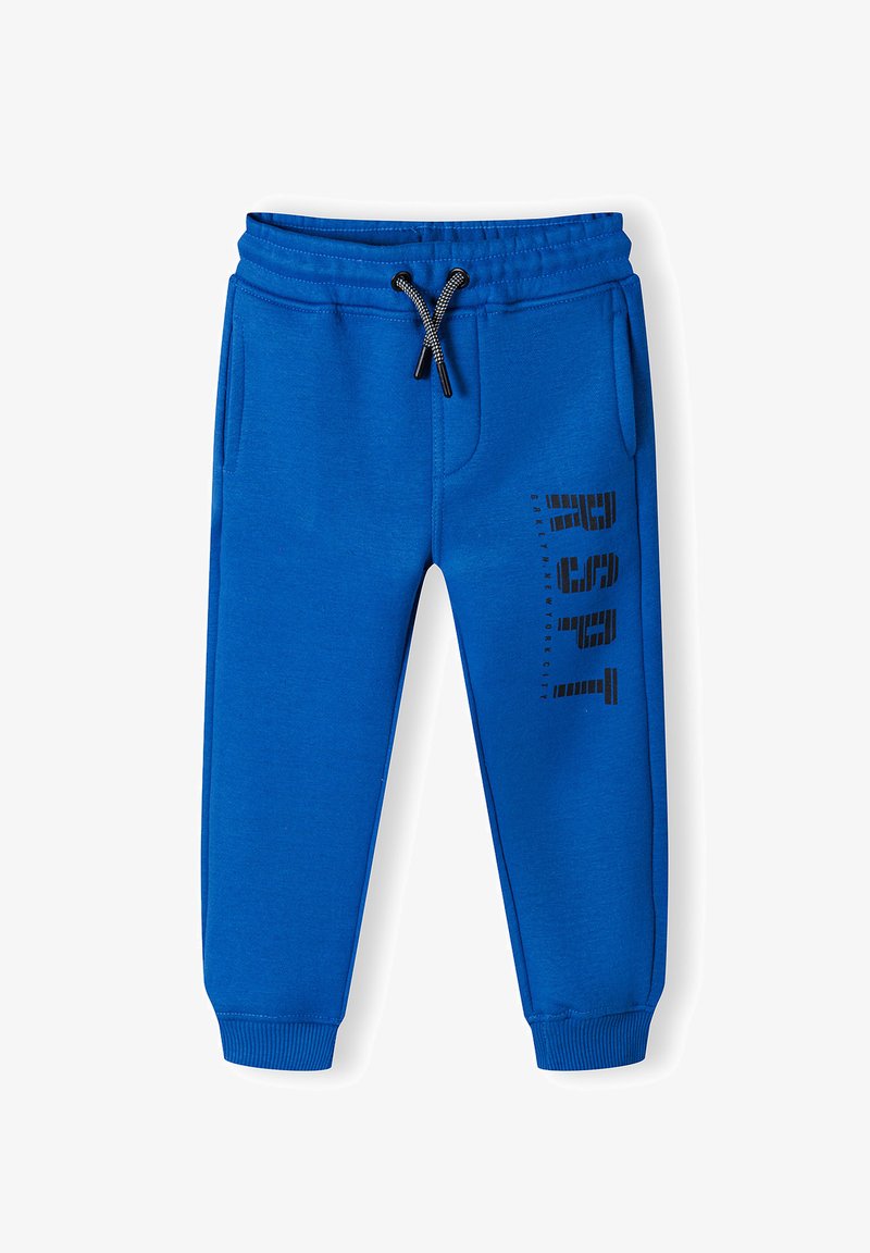Blå sweatpants med elastisk midjeband och snörning. Inkluderar sidofickor och en svart tryckt design på vänster ben.