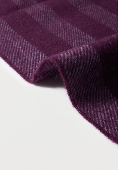 Κοντινή λήψη μαλακού μωβ υφάσματος από μάλλινο με διακριτικό διαγώνιο ριγωτό σχέδιο, με απαλή πτυχή σε λευκό φόντο.