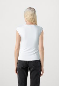 Gina Tricot SOFT TOUCH TIGHT TOP - Tricou cu imprimeu - offwhite