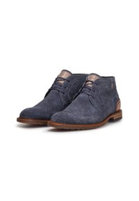 Botas de tobillo para hombre, de tela azul con patrón de espiga, con cordones y detalles en piel marrón, exhibidas una al lado de la otra sobre un fondo blanco.