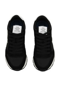 Schwarze Athletic-Sneaker mit einem Obermaterial aus Mesh und Synthetik, weißen Akzenten und Schnürsenkeln. Auffälliges Etikett mit der Aufschrift "LÄUFE SCHNELLER ALS DU KANNST."