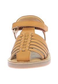 Sandalia de cuero marrón con diseño trenzado, correa ajustable y suela plana. Punta y talón abiertos, con plantilla acolchada para mayor comodidad.