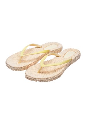 Set beige textuurte teenslippers met gele glinsterende bandjes, platte zool, geïsoleerd op een witte achtergrond.