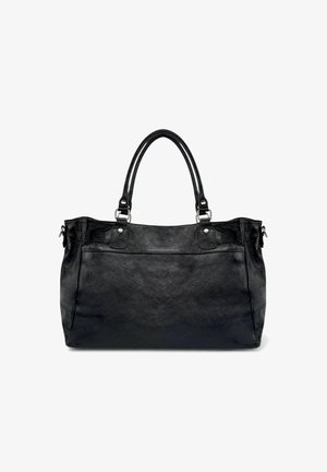 Sac fourre-tout en cuir noir avec une texture lisse, deux poignées supérieures, garnitures en argent et poches avant. Forme rectangulaire avec un intérieur spacieux.