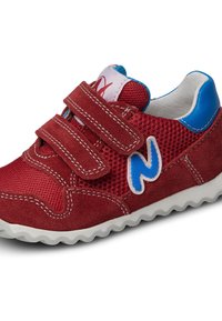 Sneaker rossa in suede con pannelli in rete, accenti blu, doppie fascette in Velcro e suola bianca a zigzag. Presenta un logo blu sul lato.