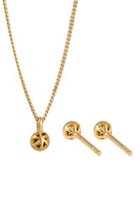 Collana d'oro con catena attorcigliata e pendente circolare con un design scolpito; orecchini a bottone d'oro coordinati con forme rotonde simili.