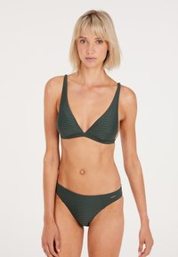 Donkergroene bikini met een geribbelde textuur, een driehoekige top met dunne bandjes en een bijpassende laag uitgesneden onderkant met een zijlogo-detail.