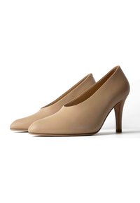 Chaussures à talons hauts en cuir beige avec bouts pointus et talons fins, présentées côte à côte sur un fond blanc.