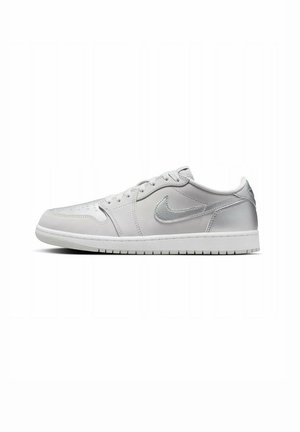 Lage grijs-witte sneaker met veters, met een witte zool en een gestikt swoosh-logo aan de zijkant.