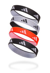 Elastische Haargummis in Schwarz, Grau, Rot und Orange mit weißen Logoakzenten. Jedes Band hat eine glatte Textur und eine flache, runde Form.