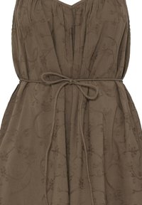 Robe marron sans manches avec des motifs floraux brodés et une fine ceinture nouée à la taille.
